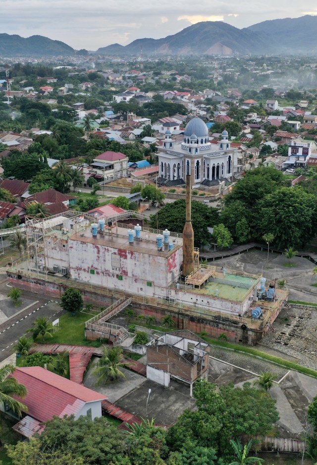 Bangunan Masjid Subulussalam di dekat Kapal PLTD Apung di Gampong Punge Blang Cut, Banda Aceh. Foto: Abdul Hadi/acehkini