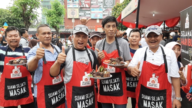 Acara kecap ABC 'Suami Sejati Masak' di Hari Ibu Foto: Azalia Amadea/Kumparan