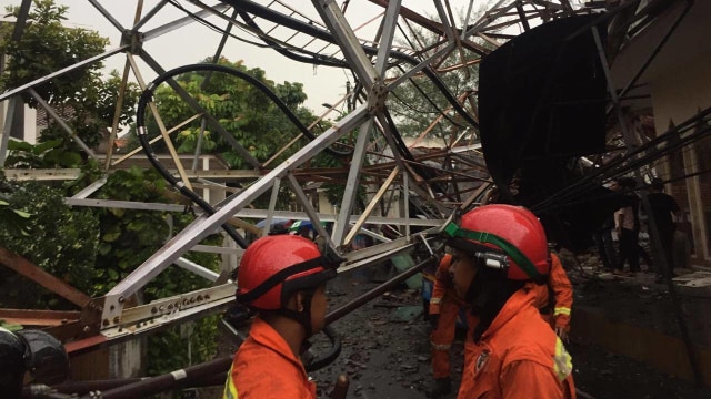 Kondisi menara TBS milik RRI yang rubuh. Foto: Mirsan Simamora/kumparan