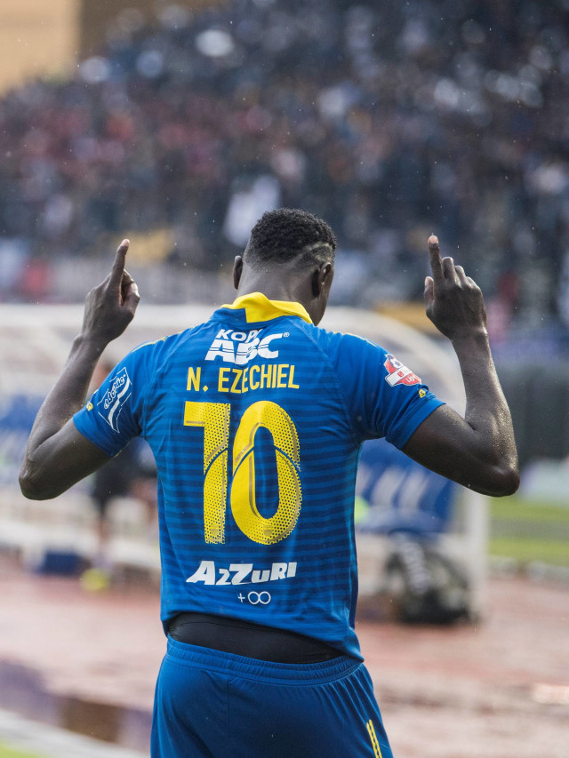 Selebrasi pesepak bola Persib Bandung Ezechiel Ndouasel saat pertandingan Sepak Bola Liga 1 2019 di Stadion Si Jalak Harupat, Kabupaten Bandung, Jawa Barat. Foto: ANTARA FOTO/M Agung Rajasa