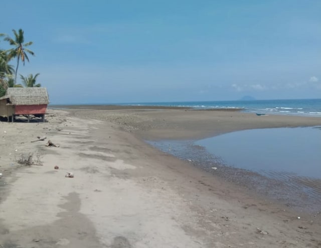 Pantai Karampuang di Sinjai, (Makassar Indeks/Syarief).