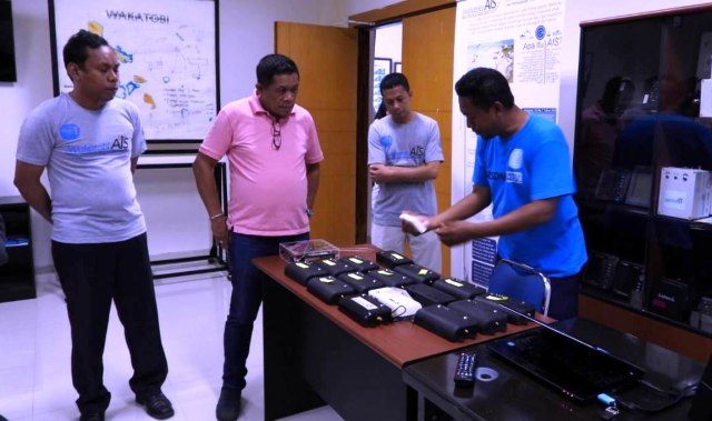 Ir Hugua saat mendapat penjelasan dari Kepala LPTK Wakatobi, Akhmatul Ferlin yang didamping Sunarwan dan Arief Rahman (dok: LPTK Wakatobi)
