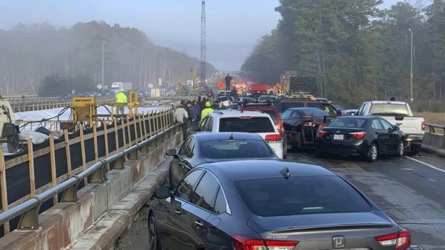 Kecelakaan beruntun yang melibatkan beberapa mobil kendaraan di di York County, Virginia, Amerika Foto: Ivan Levy via AP