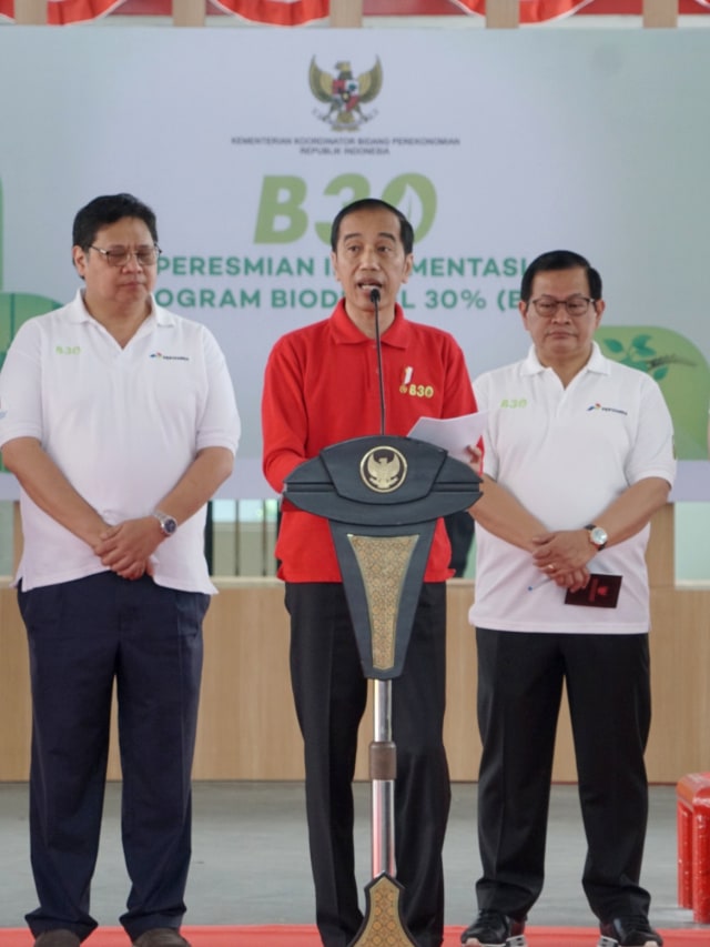 Presiden Joko Widodo saat meresmikan Implementasi Program B30 di SPBU Pertamina MT Haryono, Jakarta, Senin (23/12). Foto: Helmi Affandi/kumparan