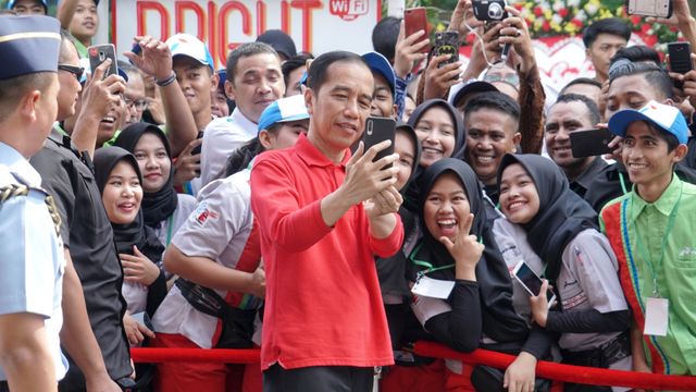 Presiden Joko Widodo berfoto bersama pewagai SPBU usai peresmian Implementasi Program B30 di SPBU Pertamina MT Haryono, Jakarta, Senin (23/12).
 Foto: Helmi Afandi/kumparan