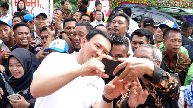 Komut Pertamina Basuki Tjahaja Purnama saat berswafoto bersama usai peresmian Implementasi Program B30 di SPBU Pertamina MT Haryono, Jakarta, Senin (23/12). Foto: Helmi Afandi/kumparan