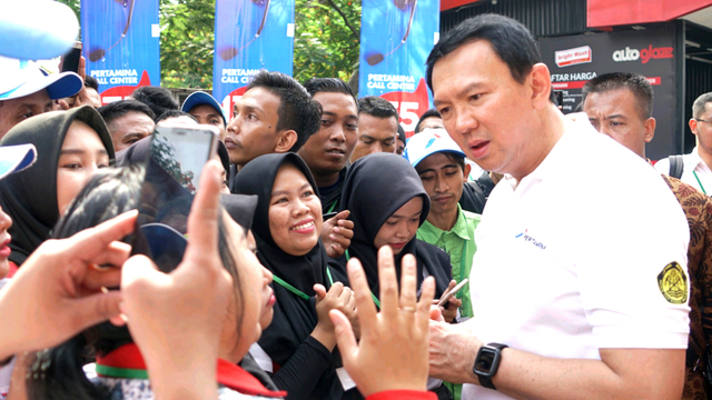 Komut Pertamina Basuki Tjahaja Purnama berbincang usai peresmian Implementasi Program B30 di SPBU Pertamina MT Haryono, Jakarta, Senin (23/12). Foto: Helmi Afandi/kumparan