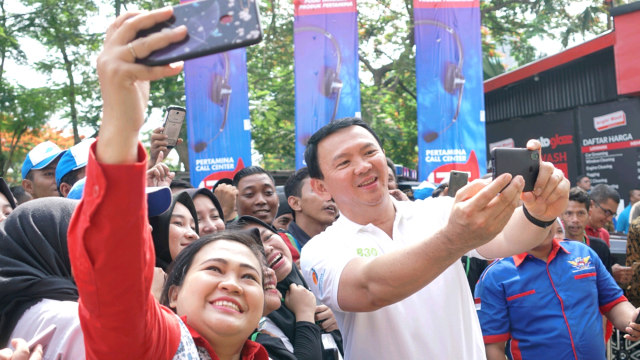 Komut Pertamina Basuki Tjahaja Purnama saat berswafoto bersama usai peresmian Implementasi Program B30 di SPBU Pertamina MT Haryono, Jakarta, Senin (23/12). Foto: Helmi Afandi/kumparan