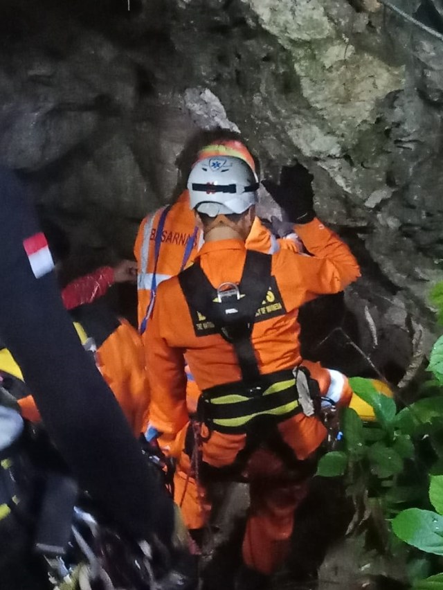 Evakuasi tiga mahasiswa Uniska di Gua Lele, Karawang. Foto: Dok. SAR Bandung