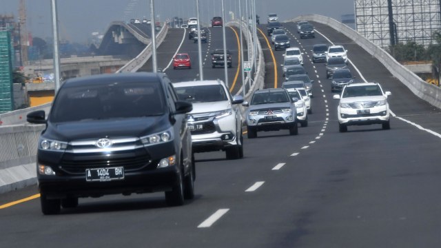 Sejumlah pengendara mobil melintas di Jalan Tol Layang Jakarta-Cikampek ('Japek Elevated'), Bekasi, Jawa Barat, Senin (23/12). Foto: ANTARA FOTO/Aditya Pradana Putra