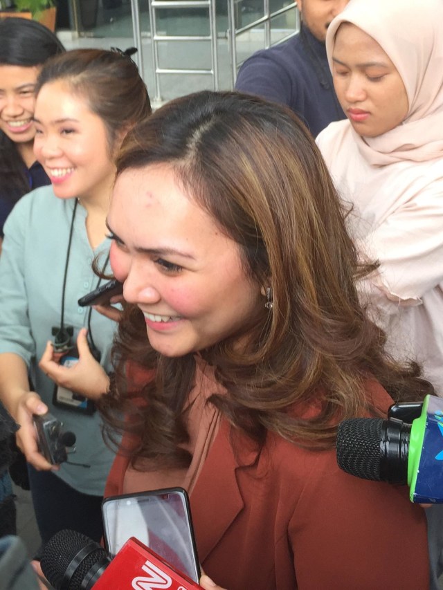 Sekretaris Direktur Pemasaran PTPN III, Adinda Antasari, usai diperiksa penyidik di Gedung KPK, Jakarta, Senin (23/12). Foto: Lutfan Darmawan/kumparan