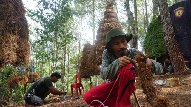 Warga Desa Tondok Bakaru, Kabupaten Mamasa, membuat replika pohon Natal dari daun pinus kering. Foto: Frendy/sulbarkini