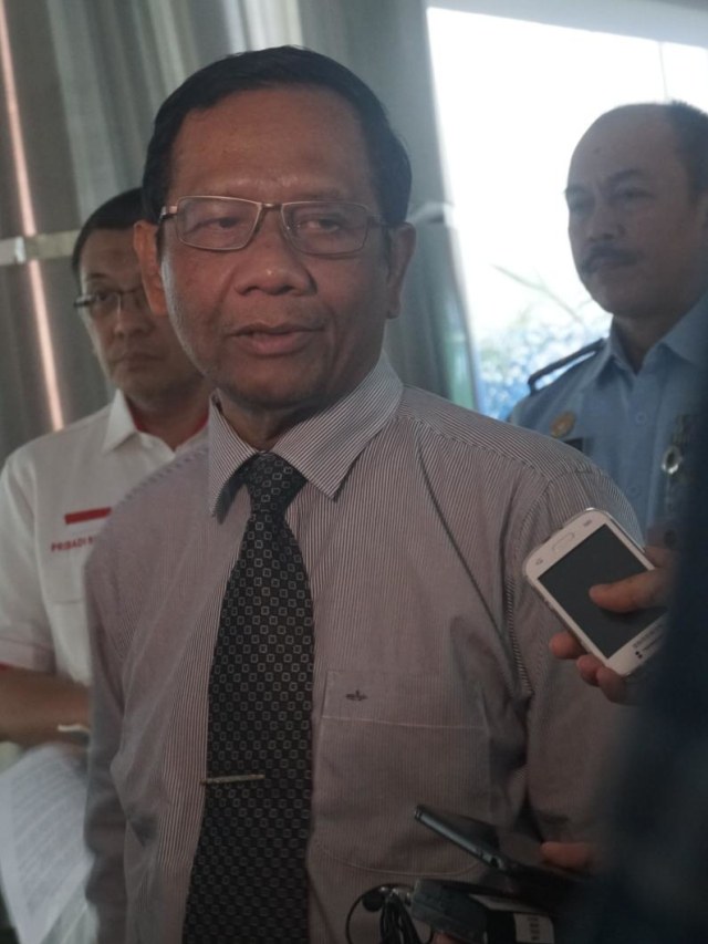 Menkopolhukam Mahfud MD meninggalkan kantor Kemenko Maritim dan Investasi, Senin (23/12). Foto: Iqbal Firdaus/kumparan