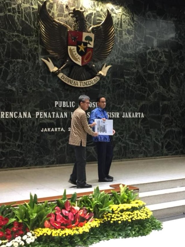 TGUPP Serahkan Master Plan Penataan Kawasan Pesisir ke Gubernur Anies Baswedan, Senin (23/12). Foto: Darin Atiandina/kumparan