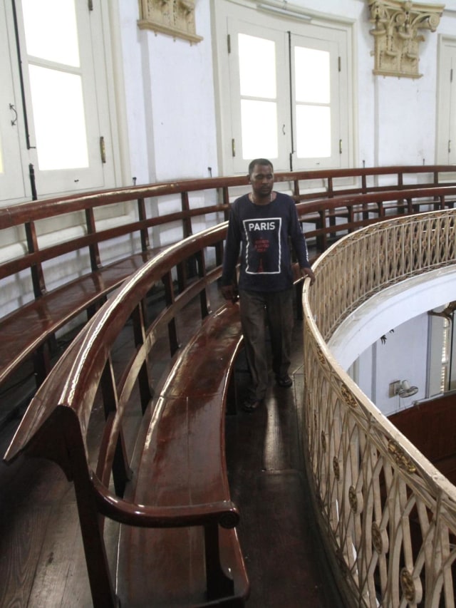 Petugas membersihkan Gereja GPIB Immanuel, Senin (23/12). Foto: Iqbal Firdaus/kumparan