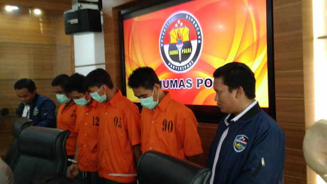 Tersangka kasus penipuan bermodus naikan limit pinjaman online di Mabes Polri, Jakarta Selatan, Senin (23/12).  Foto: Fachrul Irwinsyah/kumparan