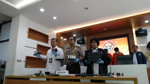 Poilisi menunjukan barang bukti kasus penipuan bermodus naikan limit pinjaman online di Mabes Polri, Jakarta Selatan, Senin (23/12).  Foto: Fachrul Irwinsyah/kumparan