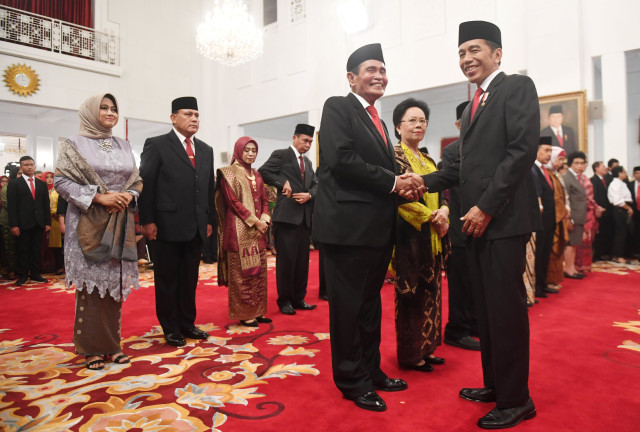 Presiden Joko Widodo (kanan) berjabat tangan dengan Ketua Dewan Pengawas KPK Tumpak Hatorangan Panggabean (ketiga kanan) di Istana Negara. Foto: ANTARA FOTO/Akbar Nugroho Gumay