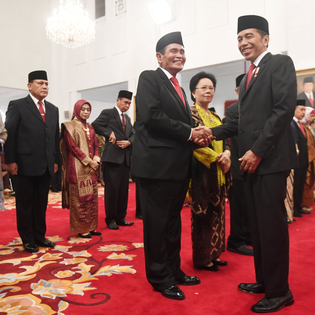 Presiden Joko Widodo (kanan) berjabat tangan dengan Ketua Dewan Pengawas KPK Tumpak Hatorangan Panggabean (ketiga kanan) di Istana Negara. Foto: ANTARA FOTO/Akbar Nugroho Gumay