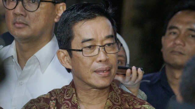 Direktur Utama PT PLN (Persero), Zulkifli Zaini (tengah) memberikan pers di Kementerisn BUMN, Jakarta, Senin (23/12).  Foto: Helmi Afandi Abdullah/kumparan 