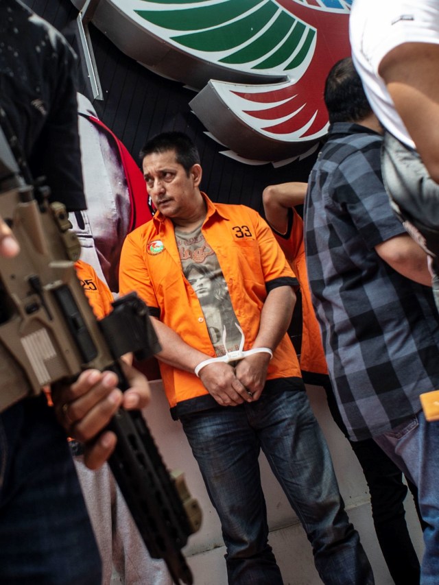 Tersangka aktor Ibrahim Salahuddin alias Ibra Azhari dihadirkan dalam rilis penyalahgunaan narkotika di Dit Resnaroba Polda Metro Jaya, Jakarta.  Foto: ANTARA FOTO/Aprillio Akbar