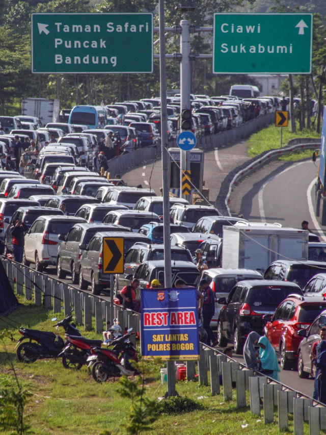 Sejumlah kendaraan terjebak kemacetan di jalan menuju Puncak di Bogor, Jawa Barat, Selasa (24/12).  Foto: ANTARA FOTO/Yulius Satria Wijaya