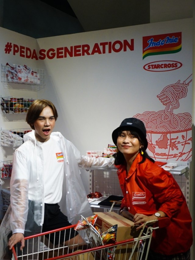 2 model yang bergaya dengan menggunakan pakaian kolaborasi Indomie dengan Starcross di salah satu store Starcross Yogyakarta, Sabtu (14/12/2019). Foto: adn