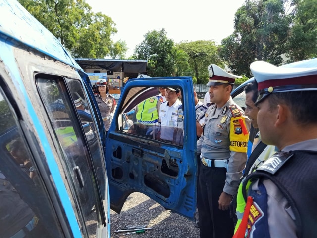 ﻿Kasat Lantas Polres Karimun AKP Teuku Fazrial Kenedy saat melakukan pemeriksaan. Foto : Khairul S/kepripedia.com