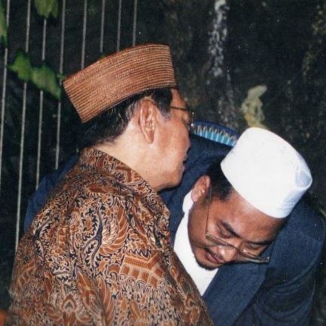 Dr. Ahmad Fahrurrozi (penulis) bersama Gus Dur. (Foto: Dokumen)