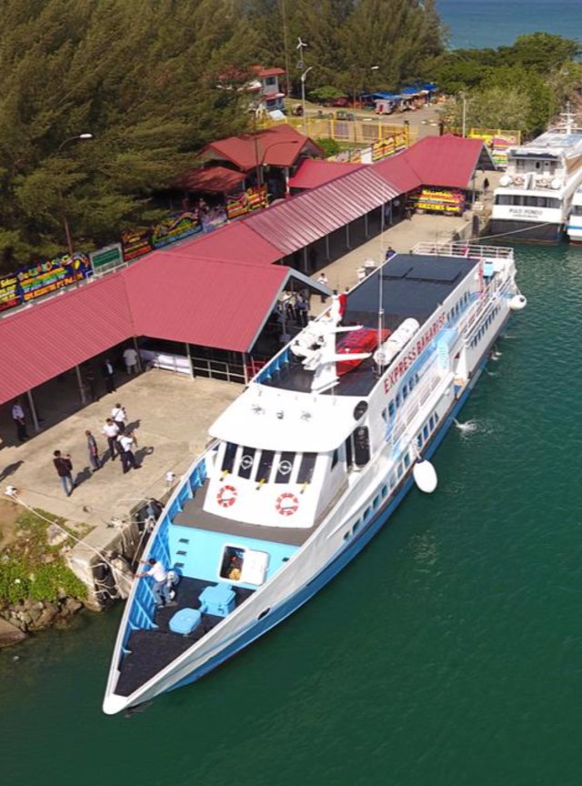 Kapal cepat KM. Express Bahari 5F di Pelabuhan Ulee Lheue, Kota Banda Aceh, Selasa (24/12). Foto: Abdul Hadi/acehkini