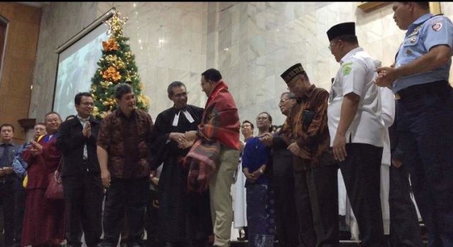 Anies Baswedan di Gereja Huria Kristen Batak Protestan (HKBP) Rawamangun, Jakarta Timur, Selasa (24/12). Foto: Darin Atiandina/kumparan