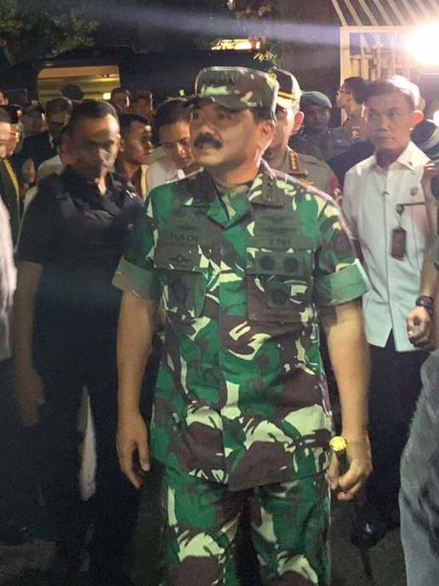 Panglima TNI Marsekal Hadi di Gereja Hati Kudu, Selasa (24/12). Foto: Mirsan Simamora/kumparan