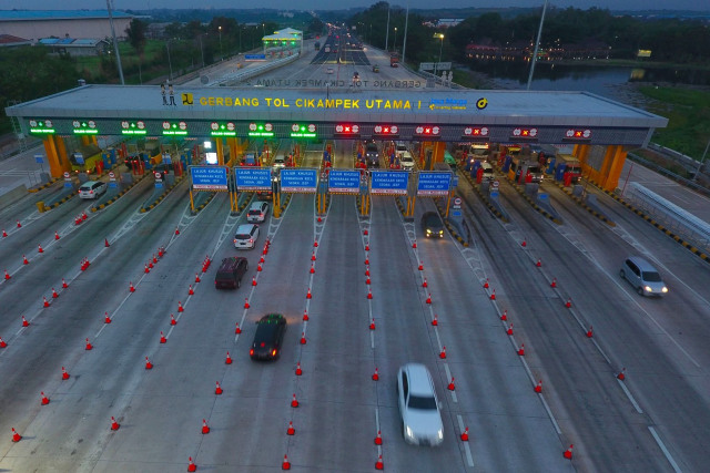 Foto udara sejumlah kendaraan bermotor melintas di Gerbang Tol (GT) Cikampek Utama, Karawang, Jawa Barat, Selasa (24/12). Foto: ANTARA FOTO/Aditya Pradana Putra