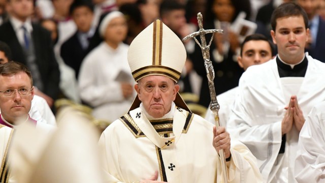 Paus Francis (tengah) memimpin misa Malam Natal di Basilika Santo Petrus, Vatikan. Foto: AFP/Alberto PIZZOLI