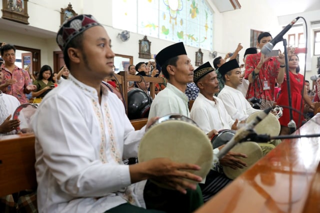 Grup rebana Pondok Pesantren Roudhotus Sholihin, Demak saat mengunjungi Gereja Mater Dei. Foto: Dok. Humas Pemprov Jateng.