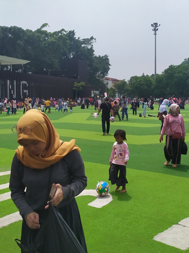 Pengunjung memadati kawasan alun-alun Masjid Agung Bandung, Jawa Barat.  Foto: Rachmadi Rasyad/kumparan 