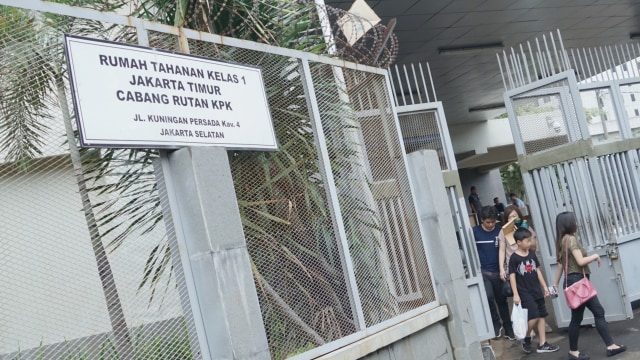 Sejumlah kerabat usai menjenguk tahanan di Rutan Kelas 1 KPK di Jakarta. Foto: Helmi Afandi Abdullah/kumparan