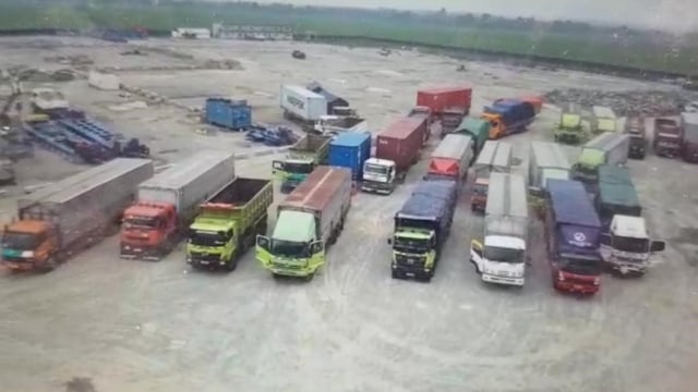 20 truk ditahan di tol cikampek karena langgar aturan pembatasan angkutan barang di libur natal dan tahun baru. Foto: Dok, Jasa Marga 