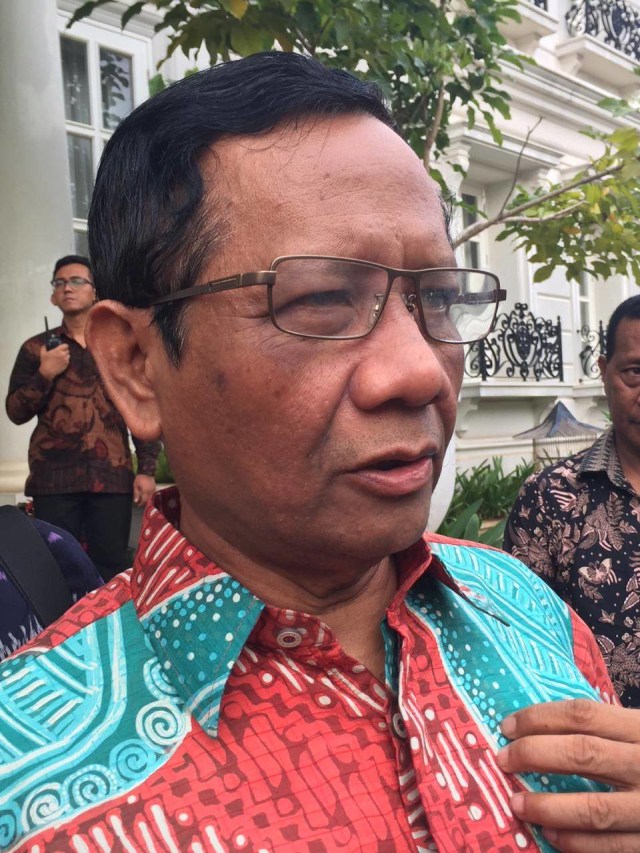 Menkopolhukam Mahfud MD di kediaman Menkominfo Johnny G. Plate, Rabu (25/12). Foto: Muhammad Darisman/kumparan