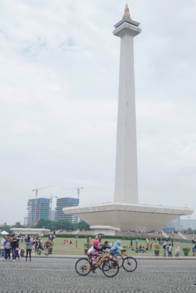 Pengunjung bermain sepeda di kawasan Monumen Nasional (Monas), Jakarta, Rabu (25/12).  Foto: Helmi Afandi Abdullah/kumparan 