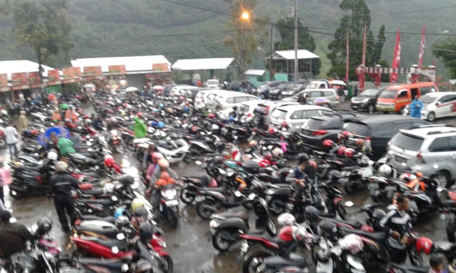Kendaraan pengunjung memadati lahan parkir di objek Wisata Guci Tegal. (Foto: Tegal)