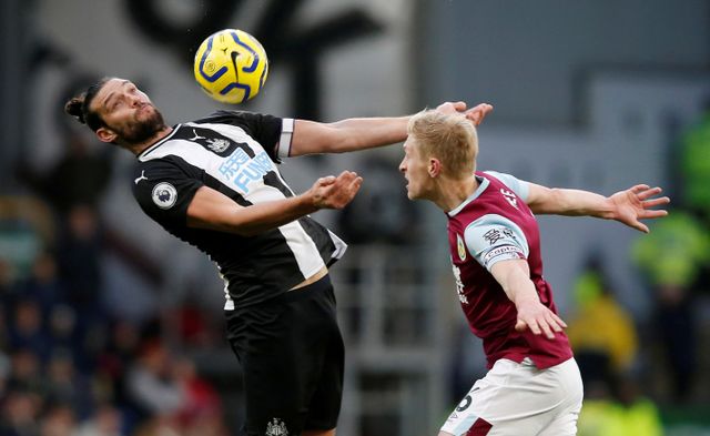 Aksi Andy Carroll di laga Newcastle United kontra Burnley. Foto: REUTERS/Andrew Yates