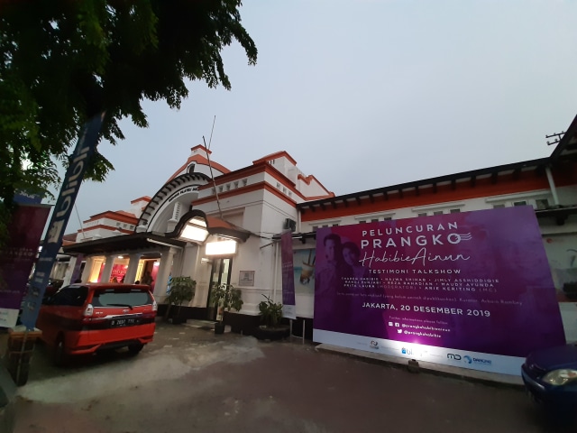 Meneladani Kasih Sayang dan Kesetiaan dari Prangko Habibie-Ainun