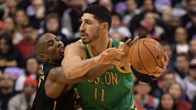 Enes Kanter dalam laga versus Toronto Raptors.  Foto: Dan Hamilton-USA TODAY Sports