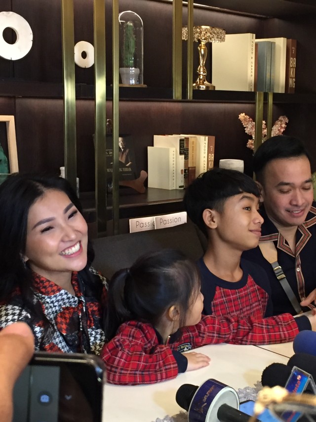 Ruben Onsu dan keluarga di The Onsu Christmas Dinner. Foto: Sarah Yulianti Purnama/kumparan