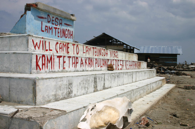 Bekas bagunan yang terkoyak di kawasan Ujong Pancu, Aceh Besar, 1 Maret 2005. Dok. Adi Warsidi 