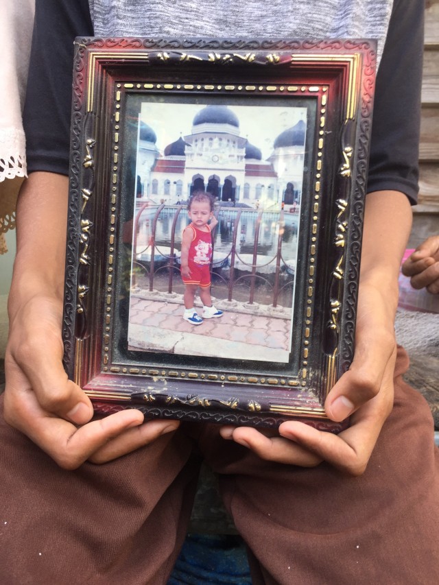 Muhammad Rijal menunjukkan fotonya saat masih kecil. Foto:  Zuhri Noviandi/kumparan