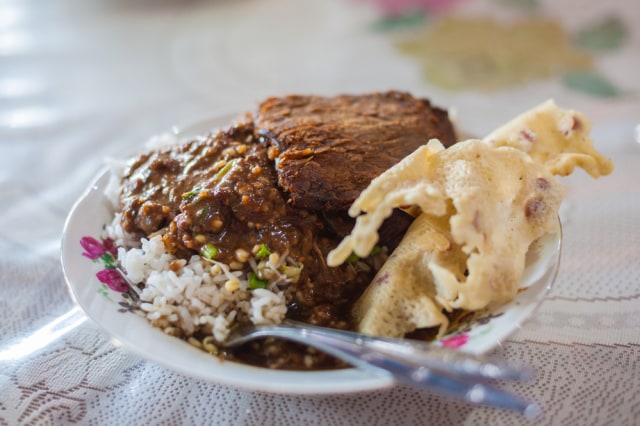 Pecel rawon yang menjadi salah satu kuliner khas Banyuwangi. Foto: Shutter Stock