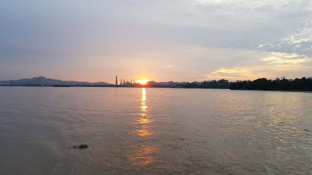 Kota Samarinda di senja hari | Photo from Charles/Karja