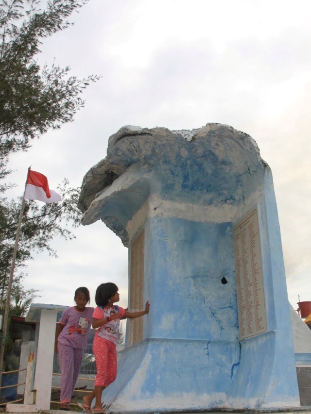 Sejumlah pengunjun berada di kawasan tugu peringatan tsunami di Desa Gampong Pasir Lhok Aron, Kecamatan Johan Pahlawan, Aceh Barat, Aceh, Rabu (25/12/2019). Foto: ANTARA FOTO/Syifa Yulinnas